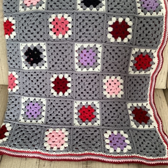 Vintage New Handmade Gray Multi Color Granny Square Afghan - Picture 10 of 10